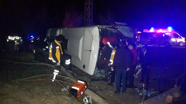 Erzincan'da yolcu otobüsü şarampole devrildi: 2 ölü, 31 yaralı