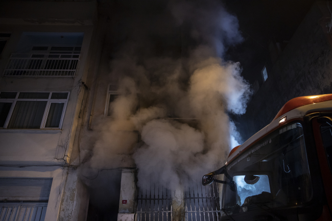 Fatih'te çıkan yangında mahsur kalan 4 kişi kurtarıldı