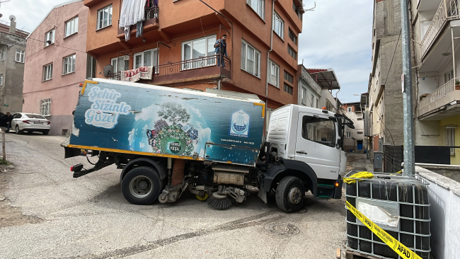 Bursa'da tanktan sokağa sızan kimyasal madde temizlendi