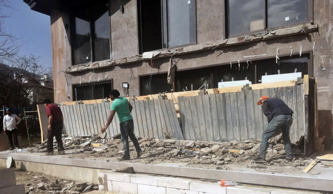 Sakarya'da evin balkonu çöktü: 4 yaralı