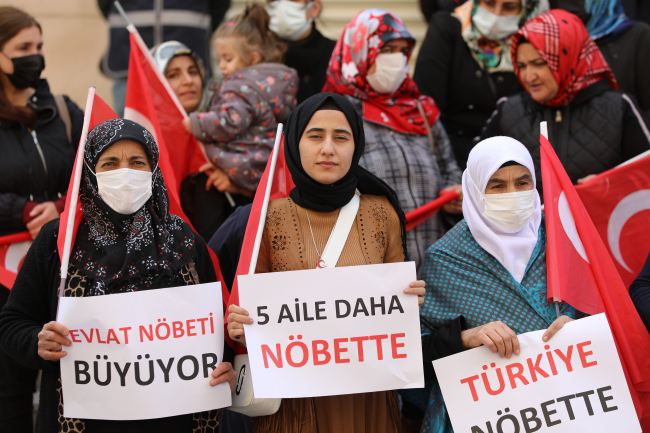 Diyarbakır annelerinin oturma eylemine 5 aile daha katıldı