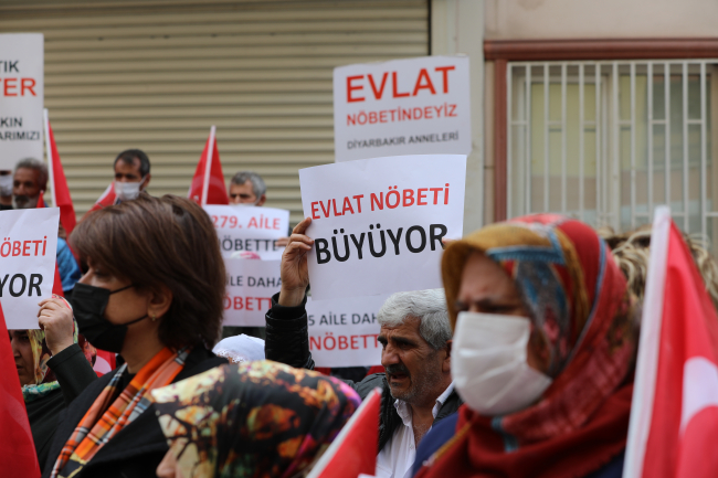 Diyarbakır annelerinin oturma eylemine 5 aile daha katıldı