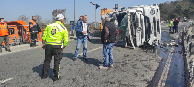 Sarıyer'de devrilen kum yüklü kamyonun sürücüsü yaralandı