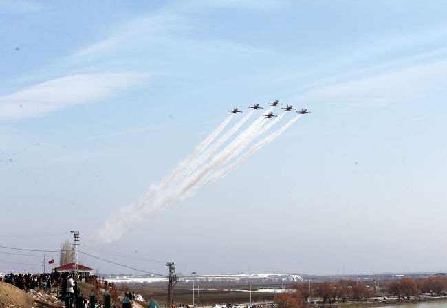 Türk Yıldızları'ndan Muş semalarında gösteri uçuşu