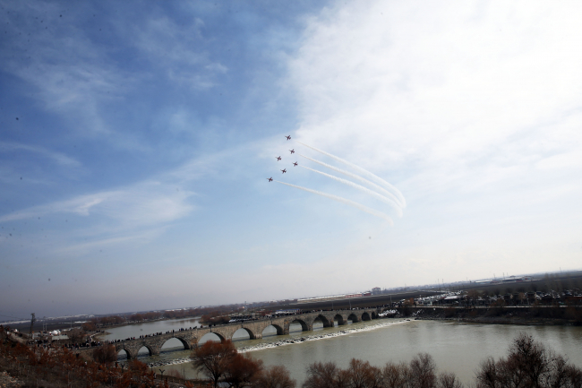 Türk Yıldızları'ndan Muş semalarında gösteri uçuşu