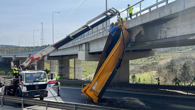 Seyir halindeyken açılan dorse çarptığı viyadükte asılı kaldı