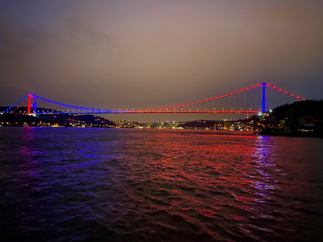 FSM ve YSS köprüleri 'Polis Haftası' için kırmızı ve maviyle ışıklandırıldı