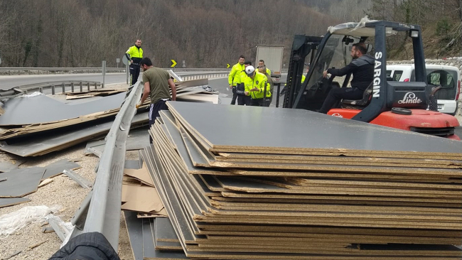 Tırdan saçılan levhalar kara yolunda trafiği aksattı