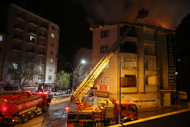 Elazığ'da 5 katlı binada yangın
