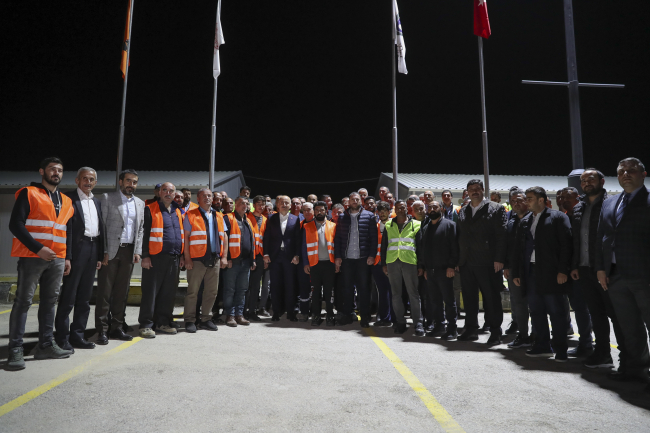 Bakan Karaismailoğlu, şantiye işçileriyle sahur yaptı