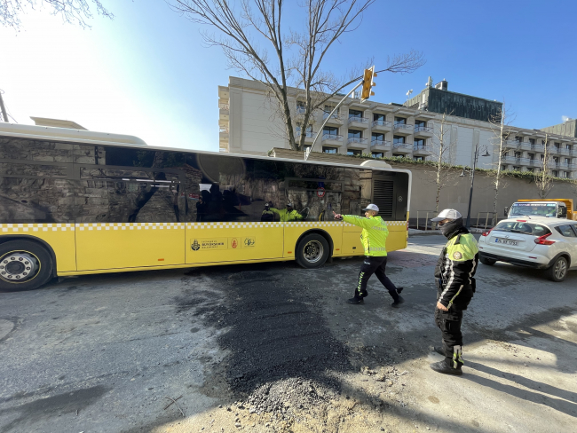 Beşiktaş'ta yol çöktü: Trafik kontrollü olarak sağlanıyor