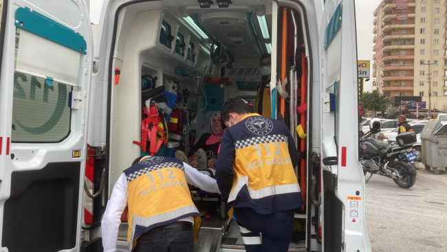 Ayağı mazgala sıkışan kadın kurtarıldı