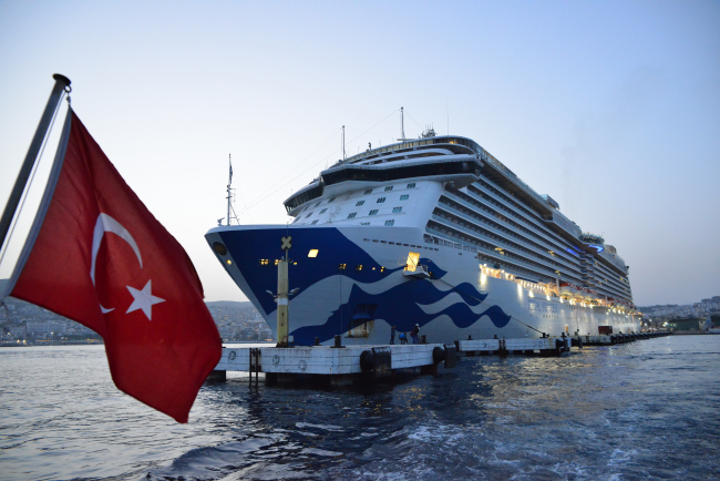 Kuşadası Ege Port Limanı'na 2 bin 460 yolculu kruvaziyer demirledi