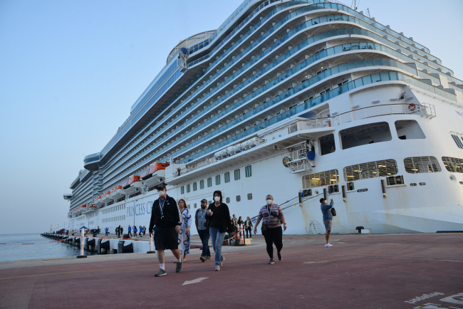 Kuşadası Ege Port Limanı'na 2 bin 460 yolculu kruvaziyer demirledi