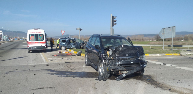 Bolu'da hafif ticari araçla cip çarpıştı: 4 yaralı