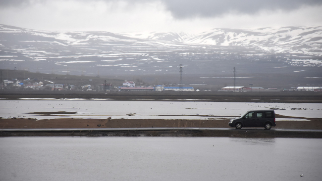 Kars çayı taştı: Ev ve tarım arazilerini su bastı