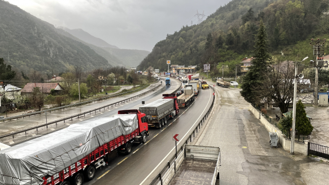 Kaza yapan işçi servisi refüjde asılı kaldı: 3 yaralı