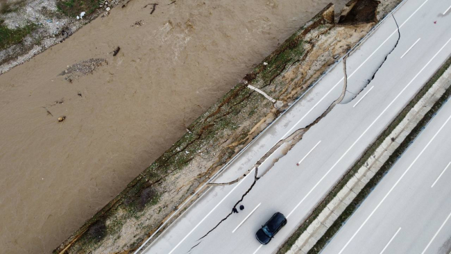 Kastamonu'da yol çöktü: Trafik tek şeritten sağlanıyor