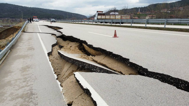 Kastamonu'da yol çöktü: Trafik tek şeritten sağlanıyor