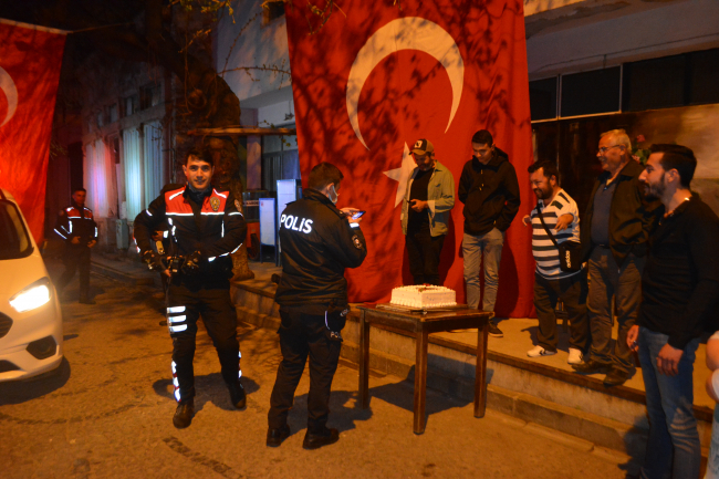 Balıkesir'de polislere sürpriz kutlama