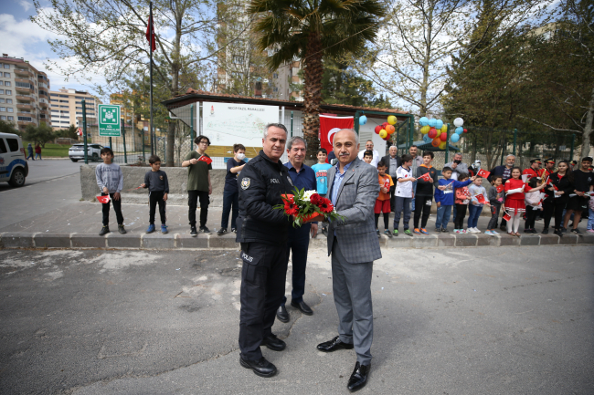 Kavga ihbarına giden polislere bandolu kutlama