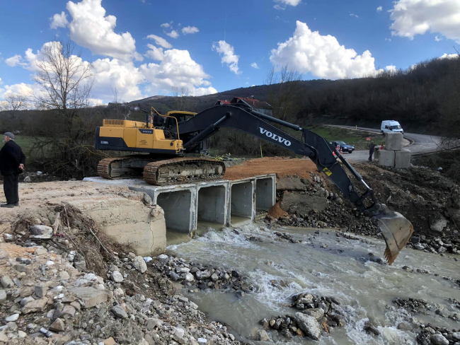 Karabük'te çöken köprü menfez konularak ulaşıma açıldı