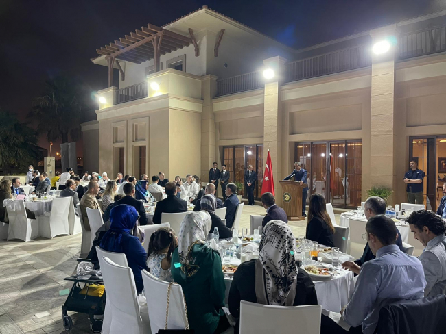 Bakan Özer, Katar'da görevli Türk öğretmenlerle iftar yaptı