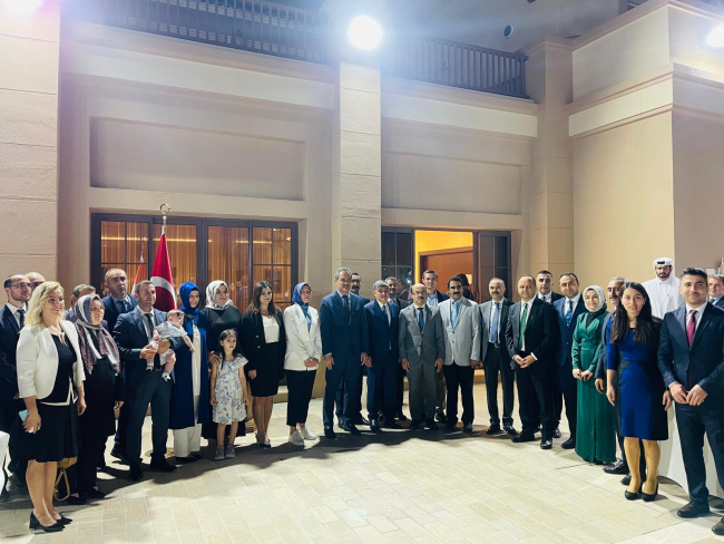 Bakan Özer, Katar'da görevli Türk öğretmenlerle iftar yaptı