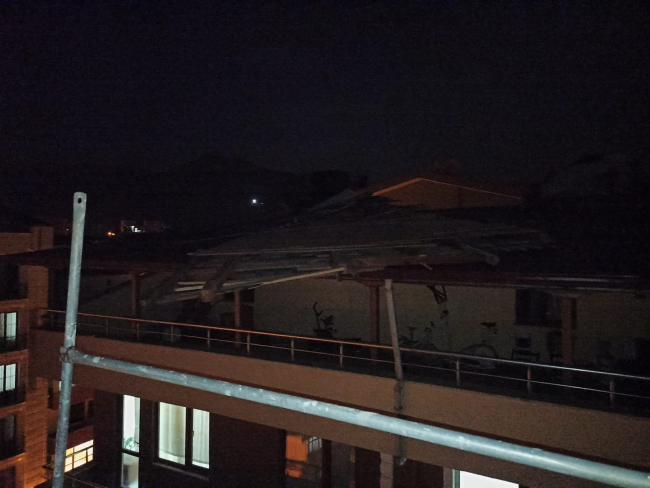 Artvin'de şiddetli rüzgar: Çatılar uçtu, araçlar zarar gördü