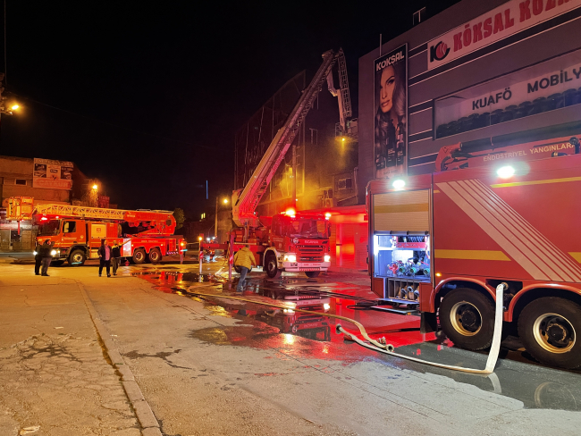 İzmir'de Gıda Çarşısı'nda çıkan yangın söndürüldü