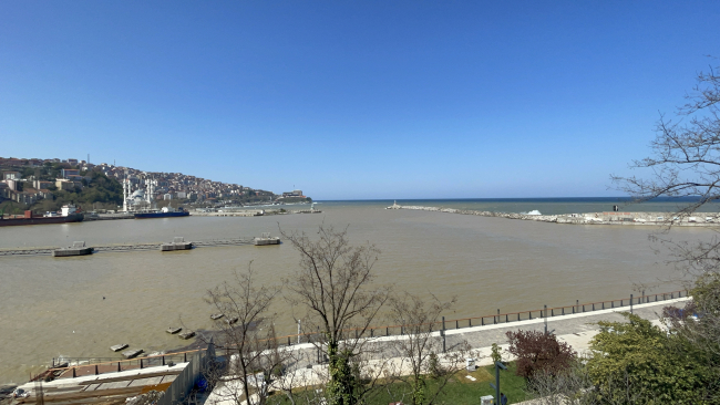 Zonguldak'ta sağanak sonrası denizin rengi değişti