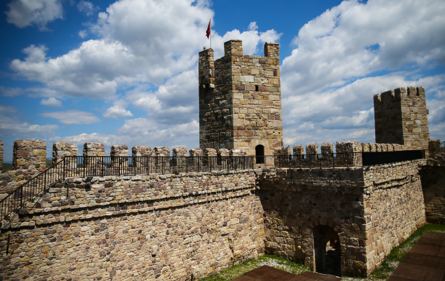 Zamana direnen Çandarlı Kalesi, ihtişamıyla ziyaretçilerini ağırlıyor