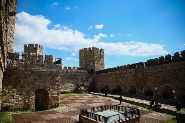 Zamana direnen Çandarlı Kalesi, ihtişamıyla ziyaretçilerini ağırlıyor