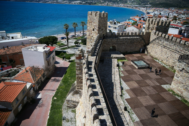 Zamana direnen Çandarlı Kalesi, ihtişamıyla ziyaretçilerini ağırlıyor