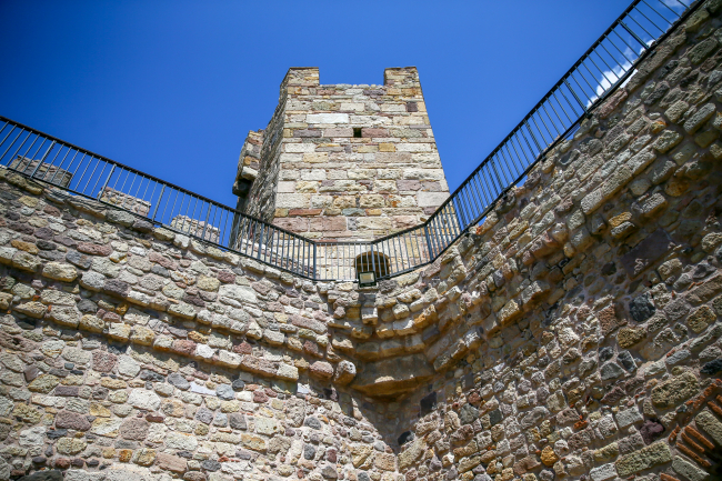 Zamana direnen Çandarlı Kalesi, ihtişamıyla ziyaretçilerini ağırlıyor