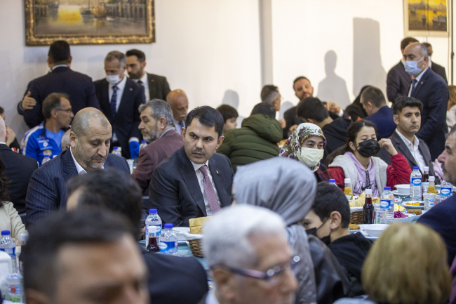 Bakan Kurum, gaziler ve şehit aileleriyle iftarda buluştu