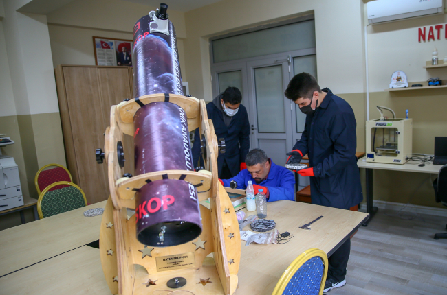 İzmir'de liseliler atık malzemelerden teleskop yaptı