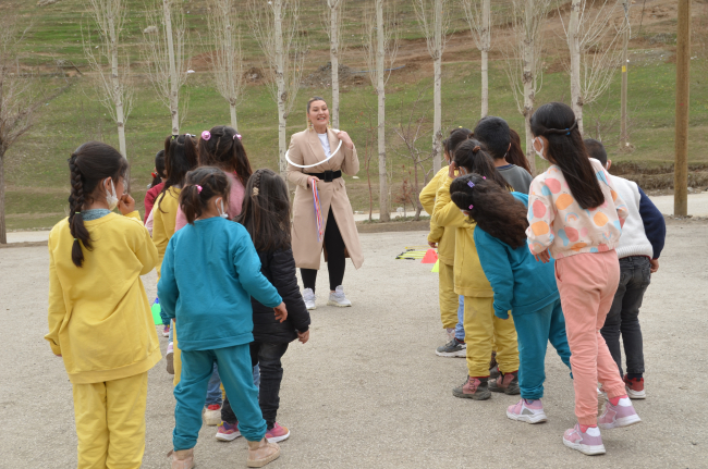 Memleketine tayin olan Alime öğretmen, Yüksekova özlemine dayanamadı