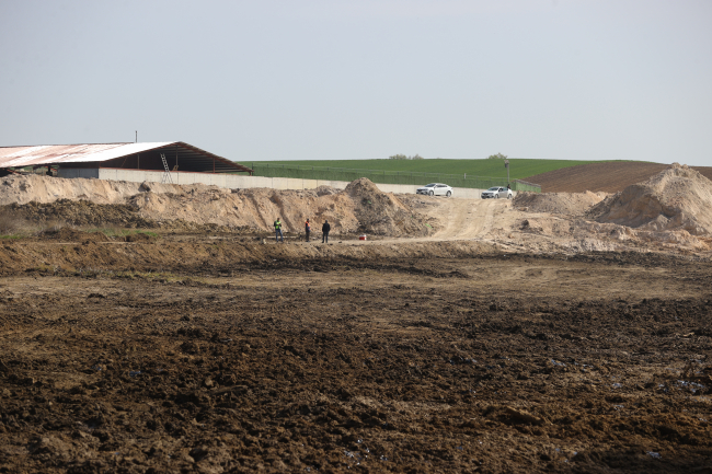 Edirne'de asfalt şantiyesinden sızan zift temizlendi