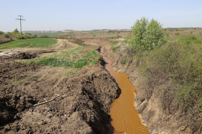 Edirne'de asfalt şantiyesinden sızan zift temizlendi