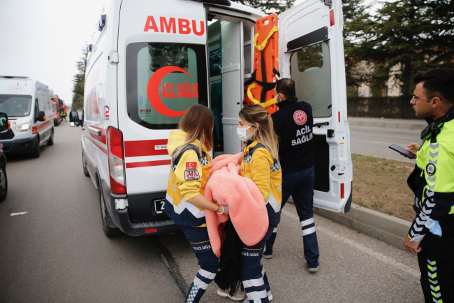 Eskişehir'de otomobil şarampole devrildi: 1'i bebek 6 yaralı
