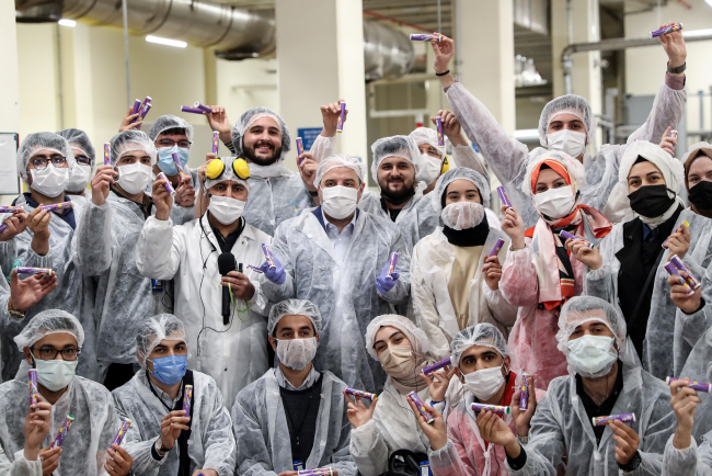 Bakan Varank, şekerleme üreten tesiste gençlerle buluştu