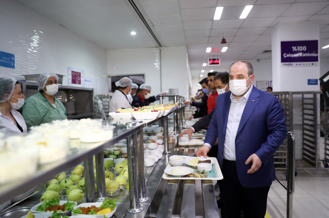 Bakan Varank, şekerleme üreten tesiste gençlerle buluştu