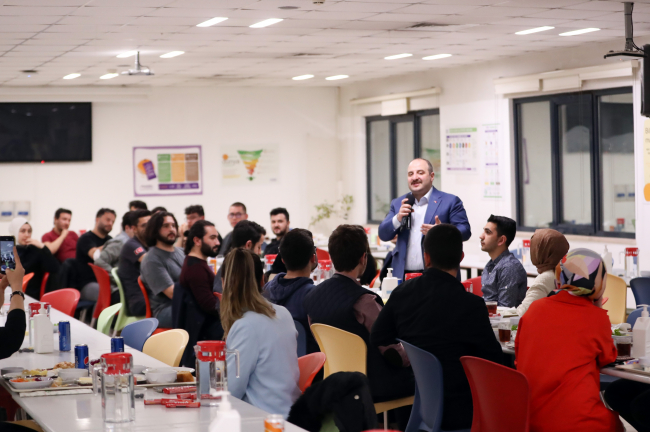 Bakan Varank, şekerleme üreten tesiste gençlerle buluştu