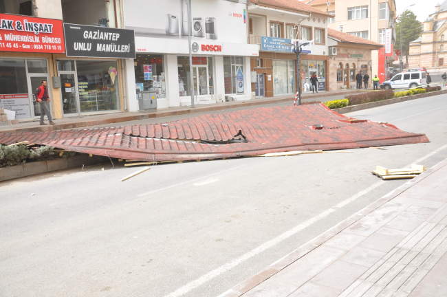 Nevşehir ve Kırşehir'de fırtına etkili: Çatılar uçtu, ağaçlar devrildi
