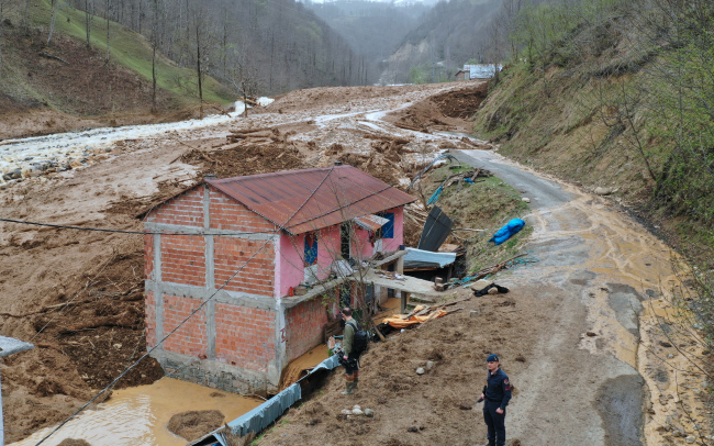 Trabzon'da heyelan: 5 bina toprak altında kaldı