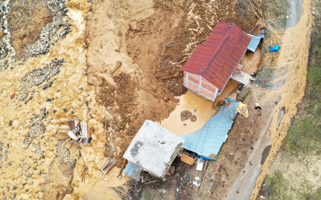 Trabzon'da heyelan: 5 bina toprak altında kaldı