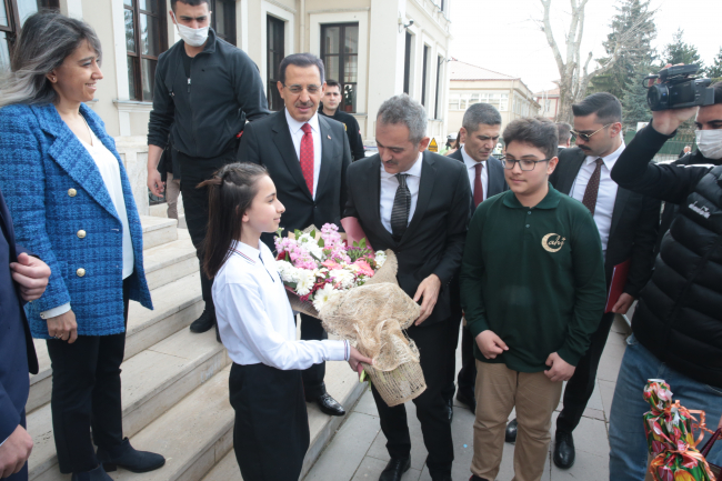 Bakan Özer: Gerekli önlemler alındığı zaman en güvenli ortamlar eğitim ortamlarıdır