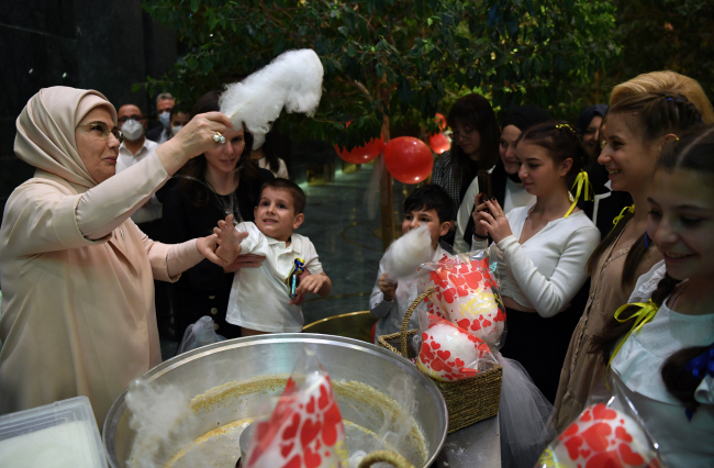 Emine Erdoğan savaş mağduru çocuklarla iftarda bir araya geldi