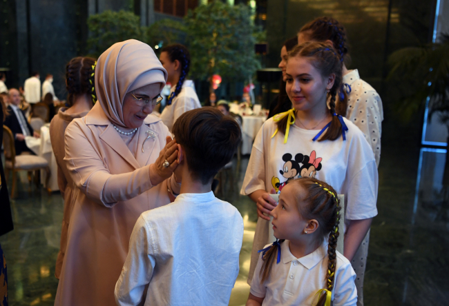Emine Erdoğan savaş mağduru çocuklarla iftarda bir araya geldi